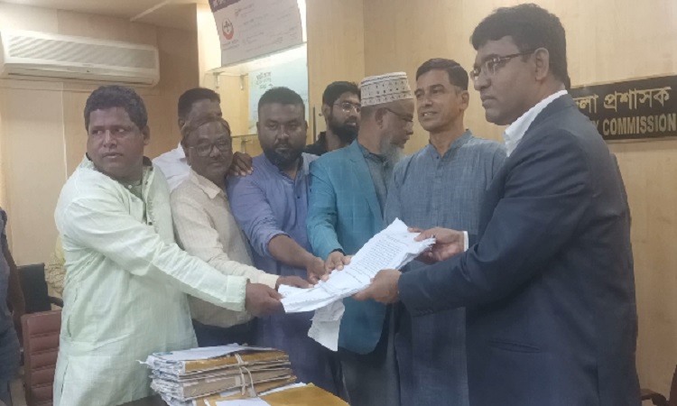 পঞ্চগড়ে অবৈধ ইট ভাটা ভেঙে দেয়ার প্রতিবাদে বিক্ষোভ ও স্মারকলিপি প্রদান
