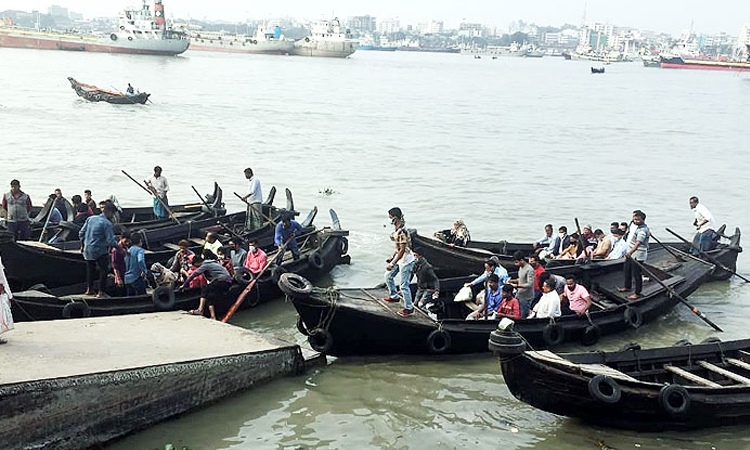 চসিকের আদেশে ক্ষোভে ফুঁসছেন সাম্পান মাঝিরা