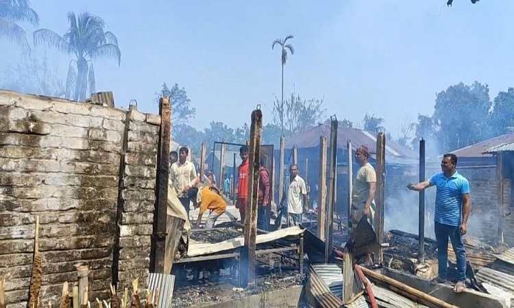 ঈশ্বরদীতে অগ্নিকাণ্ডে ৪ বসতঘর পুড়ে ছাই, নিহত ১