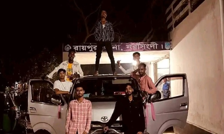 থানার সামনে ফিল্মি স্টাইলে ছবি, ব্যাপক সমালোচনা