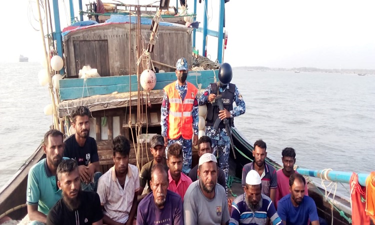 ইঞ্জিন বিকল হয়ে ৪ দিন সমুদ্রে ভাসতে থাকা মাছ ধরার টলার উদ্ধার