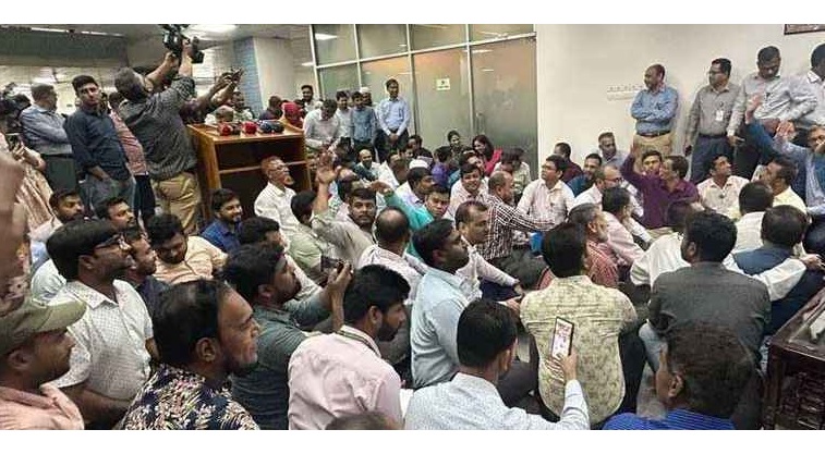 এনআইডি সেবা নির্বাচন কমিশনে রাখতে আন্দোলনে নামছেন কর্মকর্তারা
