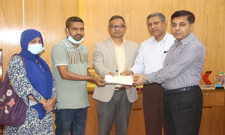 ক্যান্সারাক্রান্ত তৌহিদের হাতে চেক তুলে দিলেন জাককানইবি উপাচার্য
