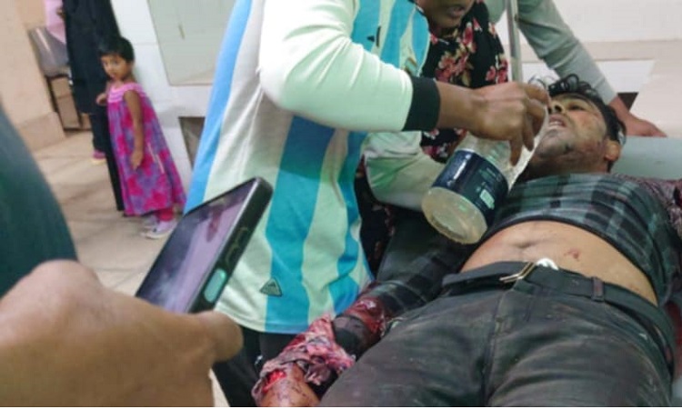 ডাক্তার দেখাতে যাওয়ার পথে পিতাপুত্রকে কুপিয়ে আহত