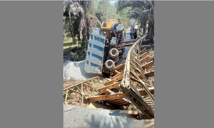 লামায় বেইলী ব্রিজ ভেঙ্গে পাহাড়ি ঝিরিতে