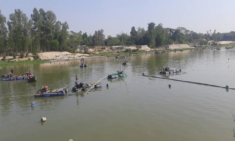 ফেনী নদীতে বালু উত্তোলন, ৩০টি ড্রেজার জব্দ