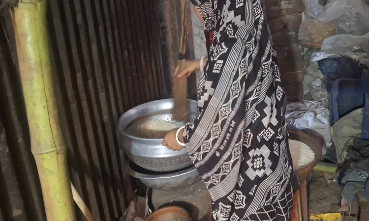 পুরোনো ঐতিহ্য হাতে ভাজা মুড়ির কারিগর অর্চনা দাস