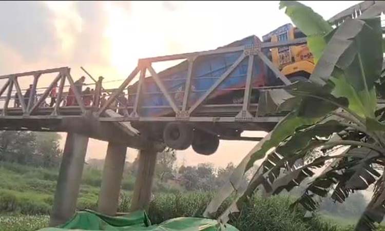সাভারে বেইলি ব্রিজ ভেঙ্গে ঝুলছে কয়লা বোঝাই ট্রাক