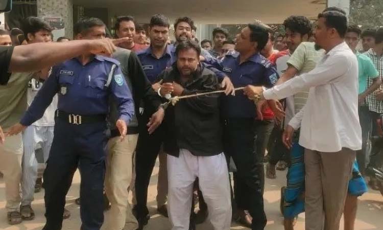 পঞ্চম শ্রেণির ছাত্রী ধর্ষণ: শিক্ষককে আদালতে তোলার সময় গণধোলাই