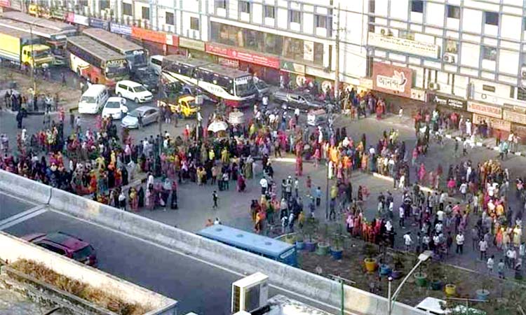 বনানীতে গাড়ির ধাক্কায় পোশাককর্মী নিহত, সড়ক অবরোধ