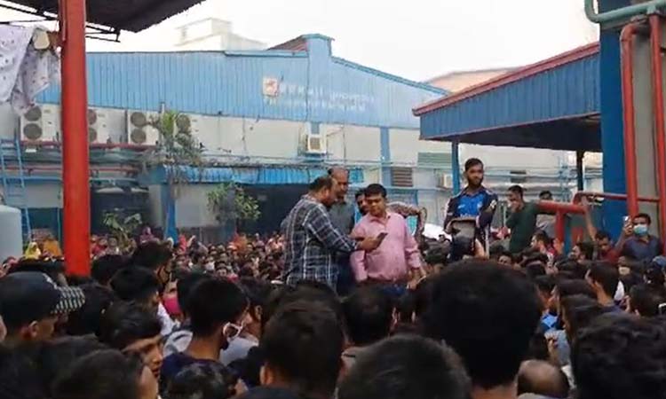 অনন্ত জলিলের পোশাক কারখানায় বিক্ষোভ