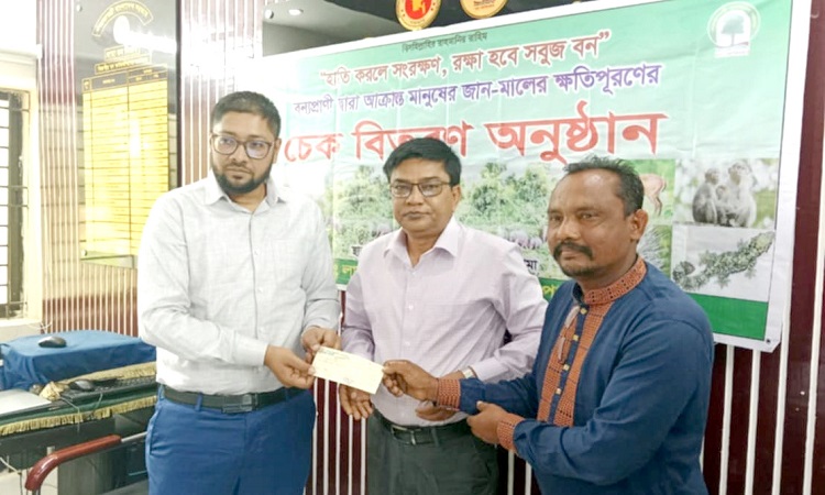 লামায় হাতি দ্বারা আক্রান্ত ৩০জন পেল ক্ষতিপূরণ