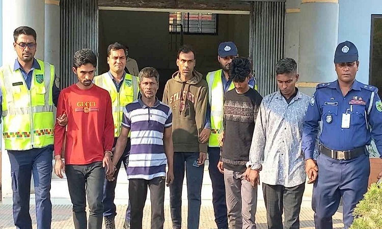 ফেনীতে মহাসড়কে ডাকাতি প্রস্তুতিকালে অস্ত্রসহ গ্রেফতার ৫