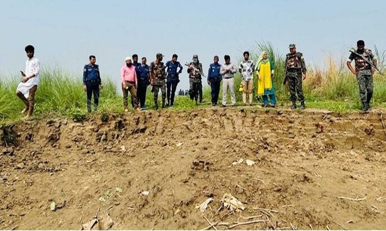 মেঘনায় প্রশাসনের অভিযানের খবরে সটকে পড়ল বালু উত্তোলনকারীরা