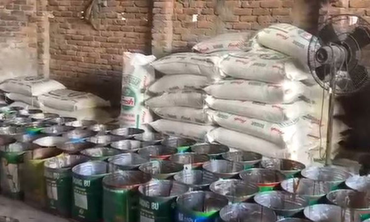সাভারে আটা, চিনি, কেমিক্যালে তৈরি হচ্ছে ভেজাল গুড়