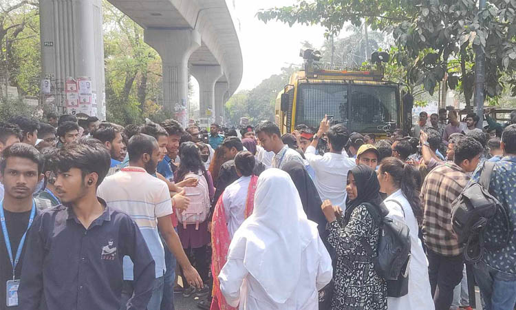 নারী নিপীড়নকারীদের শাস্তির দাবিতে শাহবাগে ৩০ কলেজের শিক্ষার্থীদের অবস্থান