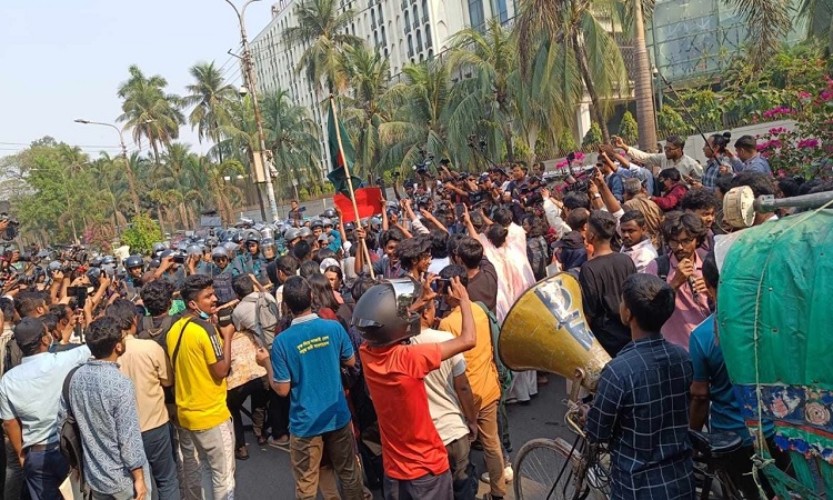 প্রধান উপদেষ্টার কার্যালয় অভিমুখের পদযাত্রায় হাতাহাতি, আহত পুলিশ