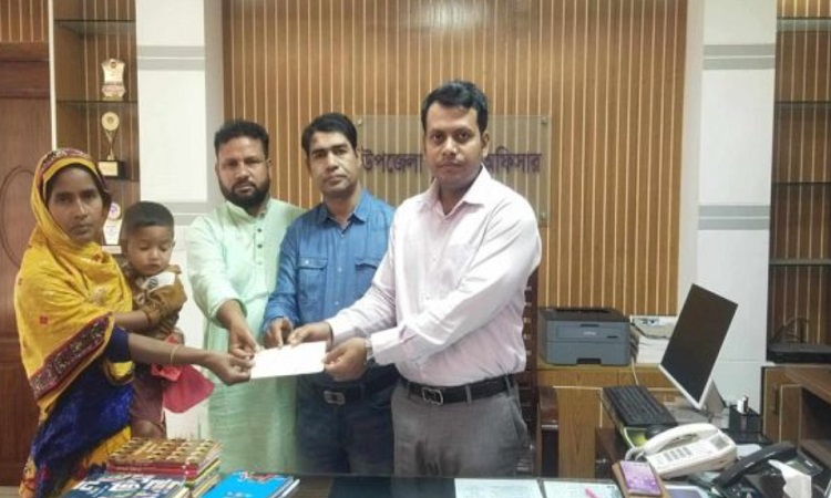 শিবগঞ্জে প্রাকৃতিক দুর্যোগে ক্ষতিগ্রস্ত ৬ পরিবারকে নগদ অর্থ ও চেক বিতরণ