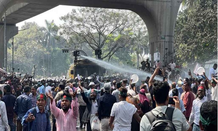 যমুনায় যাওয়ার চেষ্টা, পুলিশের জলকামান ও লাঠিচার্জ