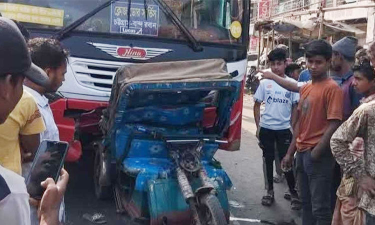 চট্টগ্রামে বাসের ধাক্কায় দুই ভাই-বোনসহ নিহত ৩