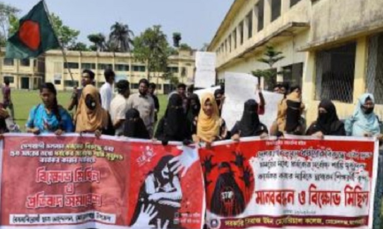 ধর্ষকের সর্বোচ্চ বিচার দাবিতে মো‌রেলগ‌ঞ্জে বিক্ষোভ