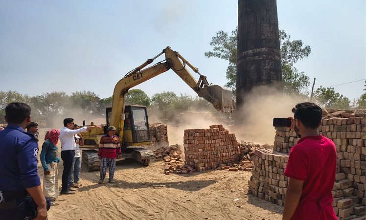 ছাড়পত্র না থাকায় ভেঙে দেওয়া হলো ইটভাটা, ২ লাখ টাকা জরিমানা
