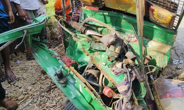 কালিয়াকৈরে ট্রাক-সিএনজি সংঘর্ষে নিহত ৩