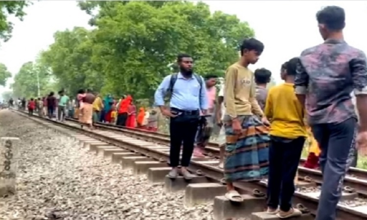 উল্লাপাড়ায় ট্রেনে কাটা পড়ে কিশোরীর মৃত্যু