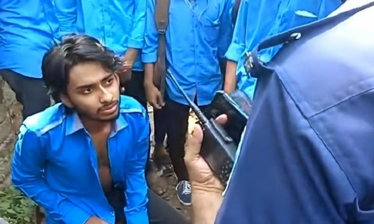 পরীক্ষার্থীকে ক্যাম্পাস থেকে পুলিশে সোপর্দ : হত্যা মামলায় গ্রেফতার