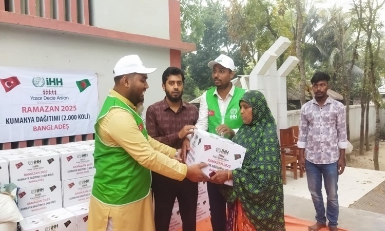 দৌলতপুরে জামায়াতের ইফতার ও খাদ্য সামগ্রী বিতরণ