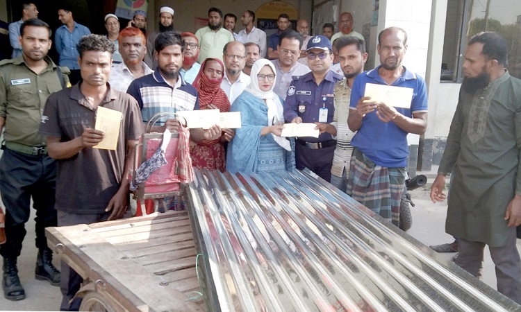 মহেশপুরে চার পরিবারের ৭টি ঘর ভস্মীভূত, পৌর প্রশাসনের সহায়তা প্রদান