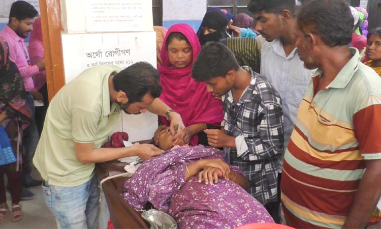 টাকা না দেওয়ায় স্ত্রীর গলায় ছুরি চালালেন স্বামী