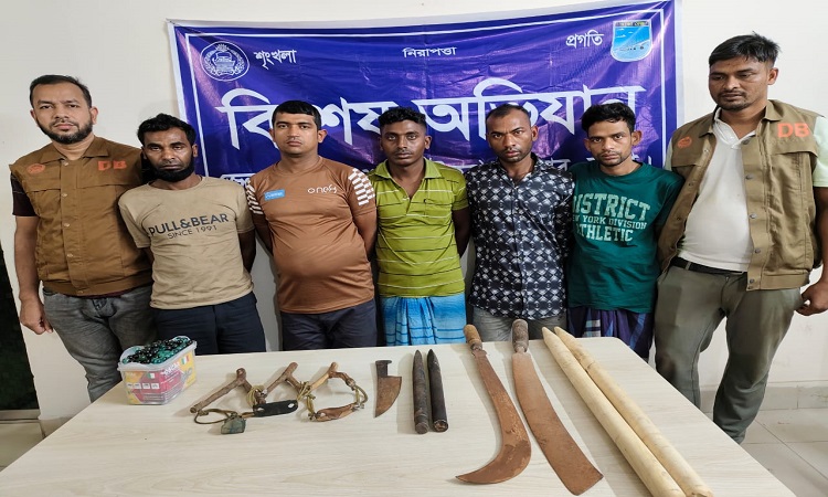 সাভারে দেশীয় অস্ত্রসহ ৫ ডাকাত গ্রেফতার