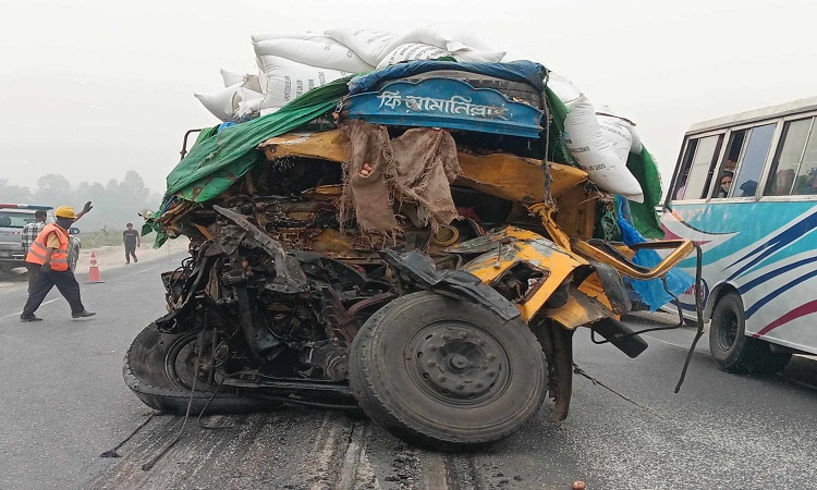 কালিহাতীতে দুই ট্রাকের মুখোমুখি সংঘর্ষে চালক নিহত