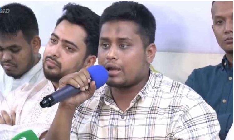 রাজনীতিতে হস্তক্ষেপ করতে চাচ্ছে সেনাবাহিনী : হাসনাত