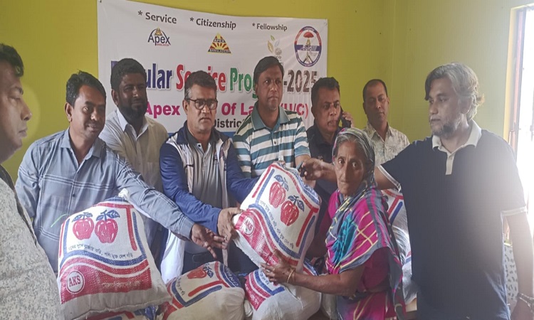 লামায় এপেক্স ক্লাবের ইফতার ও ঈদ সামগ্রী প্রদান