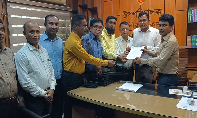 সহকারী প্রাথমিক উপজেলা শিক্ষা অফিসারদের গ্রেড উন্নতীকরণের দাবিতে স্মারকলিপি প্রদান