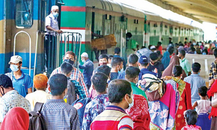 ঘরমুখো মানুষের ট্রেনে ঈদযাত্রা শুরু