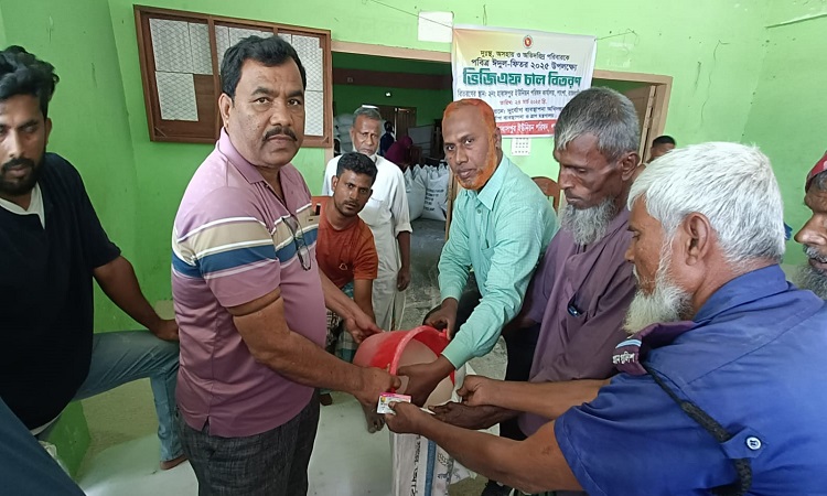ভিজিএফের চালে খুশি হাবাসপুর ইউনিয়নের হতদরিদ্ররা