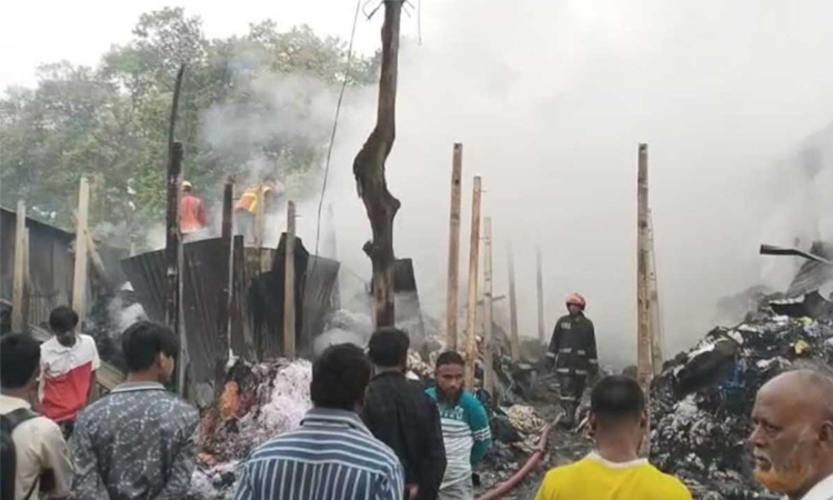 গাজীপুরে আগুনে পুড়লো ৩ ঝুট গুদাম