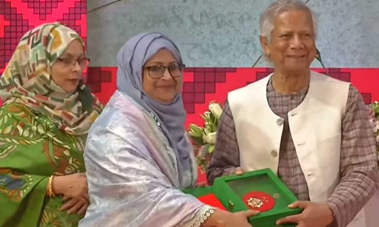 স্বাধীনতা পুরস্কার তুলে দিলেন প্রধান উপদেষ্টা