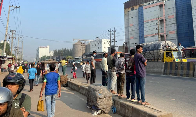 গাজীপুরে বেতন-বোনাসের দাবিতে মহাসড়ক অবরোধ