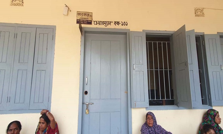 টাঙ্গাইলে ইউপি চেয়ারম্যানের অপসারণ দাবিতে কার্যালয়ে তালা