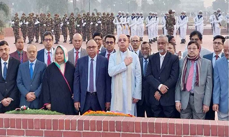 স্মৃতিসৌধে প্রধান বিচারপতির শ্রদ্ধা নিবেদন