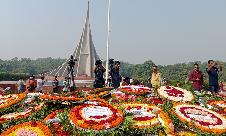 ফুলেল শ্রদ্ধায় জাতির বীর সন্তানদের স্মরণ