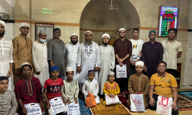 টানা ৪০ দিন জামাতে নামাজ পড়ে পুরস্কার পেলো ২১ জন