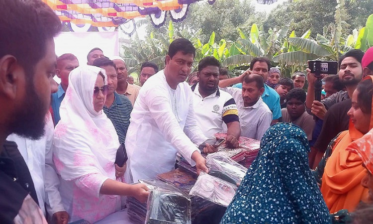 সিংগাইরে যুবদল নেতার ঈদ উপহার বিতরণ