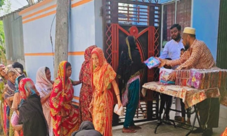 পূবাইল প্রেসক্লাবের উদ্যোগে নগদ অর্থ ও ঈদ সামগ্রী বিতরণ