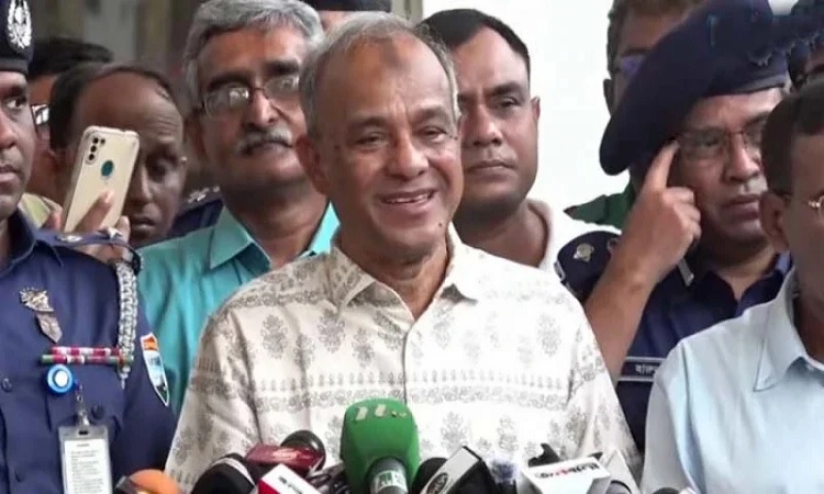 এবার রেলের কেউ কালোবাজারিতে জড়াতে সাহস পায়নি: স্বরাষ্ট্র উপদেষ্টা
