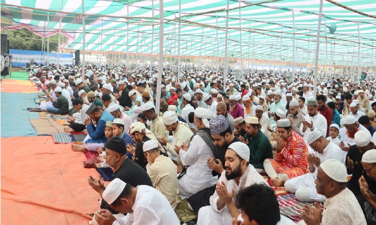 টাঙ্গাইলে কেন্দ্রীয় ঈদগাহে জেলার প্রধান ঈদ জামাত অনুষ্ঠিত